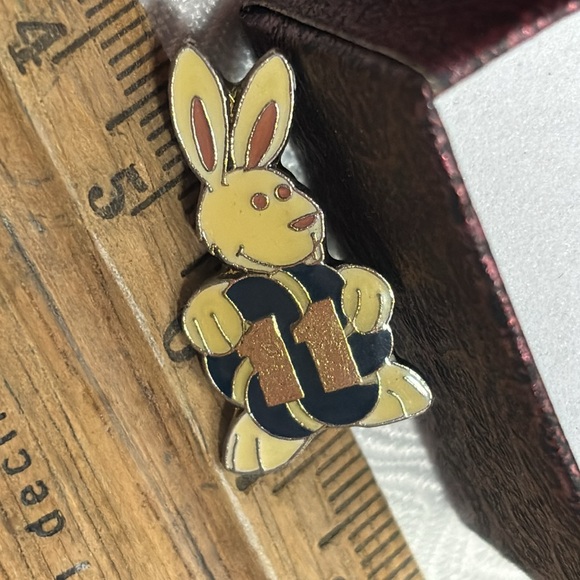 Vintage bunny rabbit enamel lapel pins hat pins - Picture 8 of 9